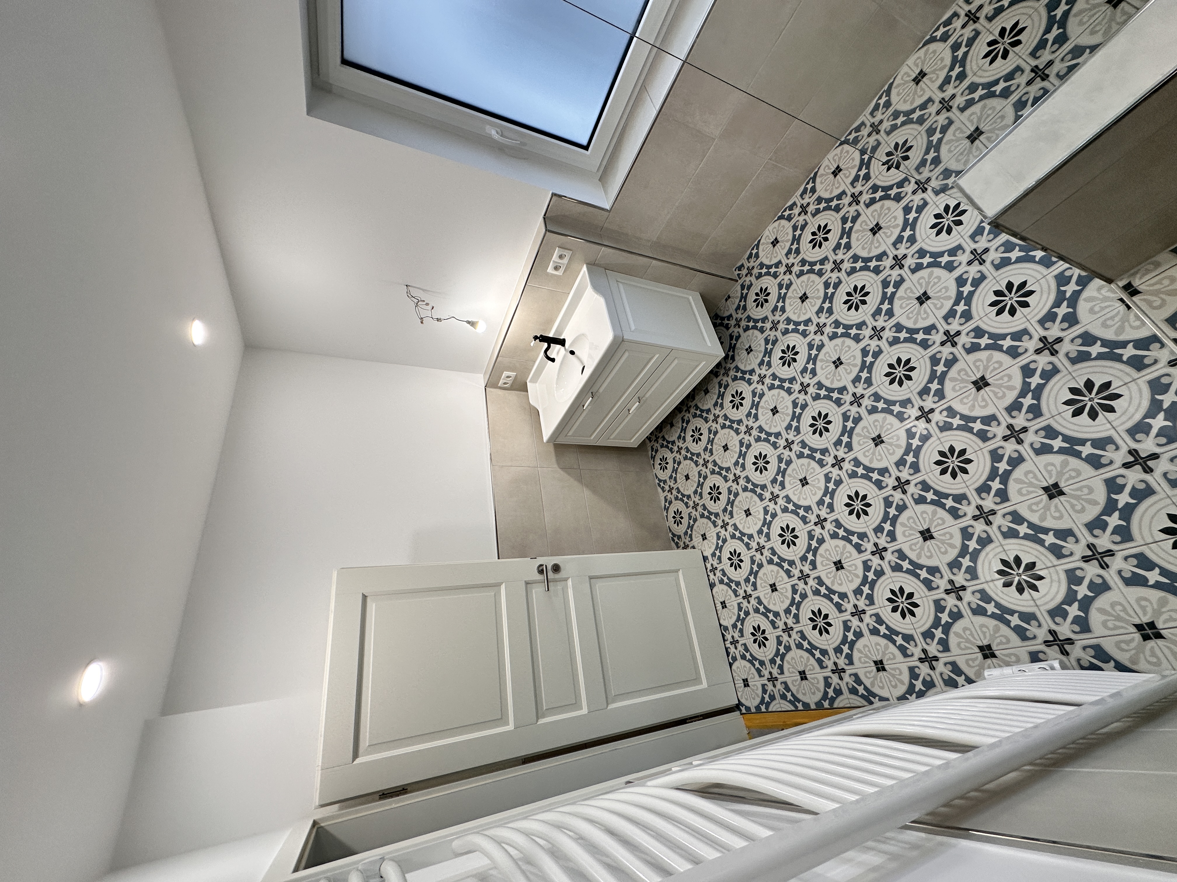 Elegantes Bad mit modernen Armaturen — Badezimmer renovieren Niederrhein