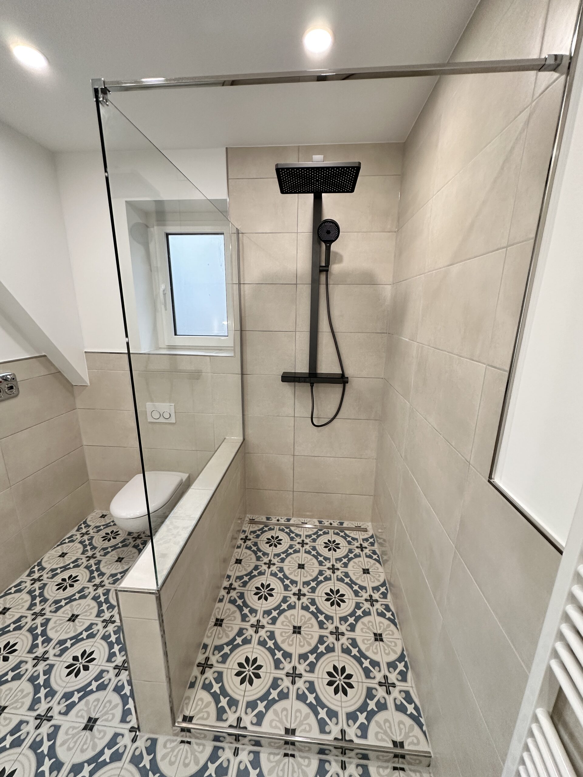 Bodengleiche Dusche in saniertem Badezimmer — barrierefreies Bad Niederrhein & Ruhrgebiet